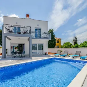  Vila Natali With Pool